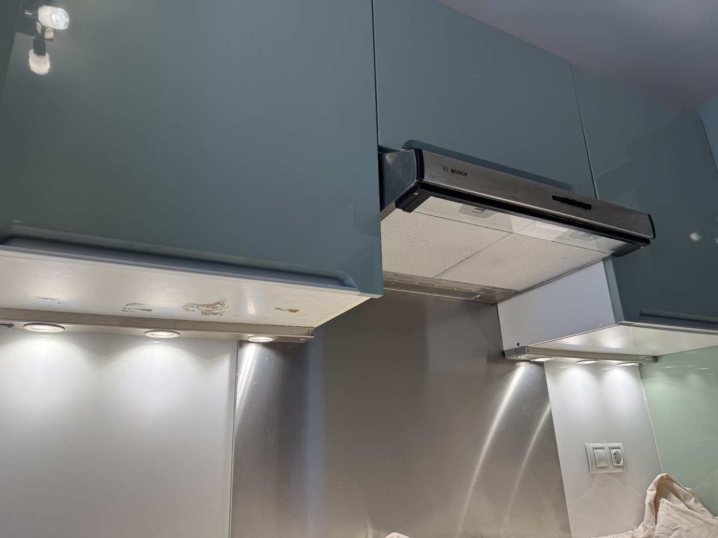 Hotte et spots LED raccordés dans une cuisine rénovée
