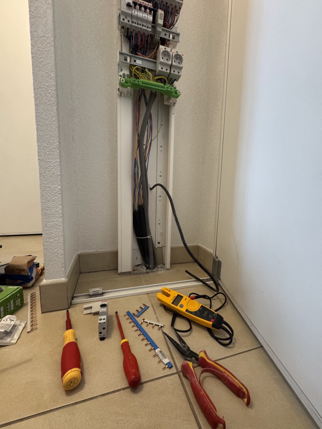 Gaine technique du logement en cours de pose, avec tableau électrique et prises modulaires