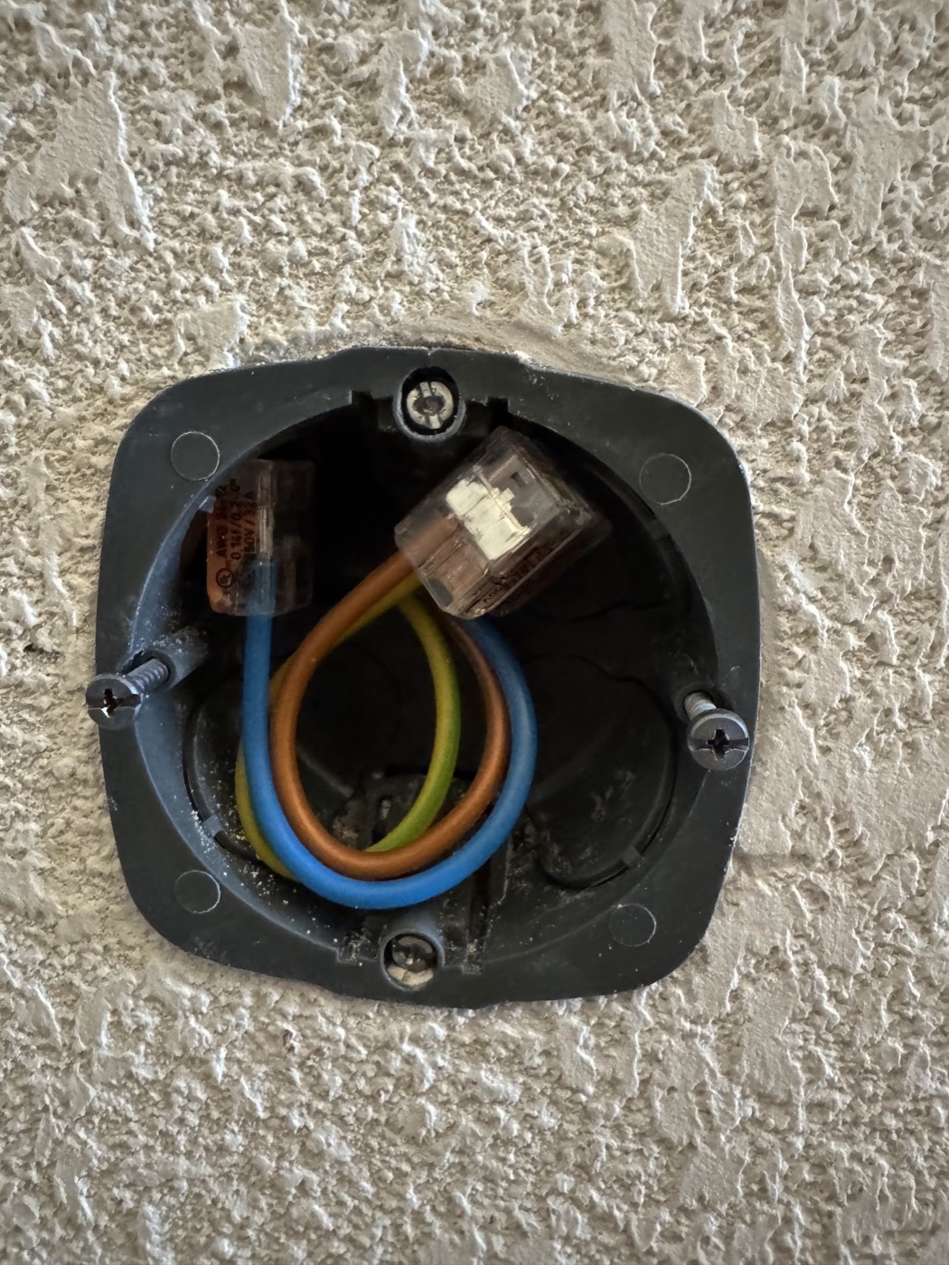 Raccordement propre par connecteurs automatiques dans une boîte d'encastrement