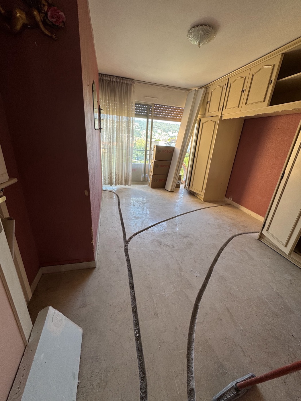 Saignées pour nouveaux circuits dans un appartement en rénovation à Nice