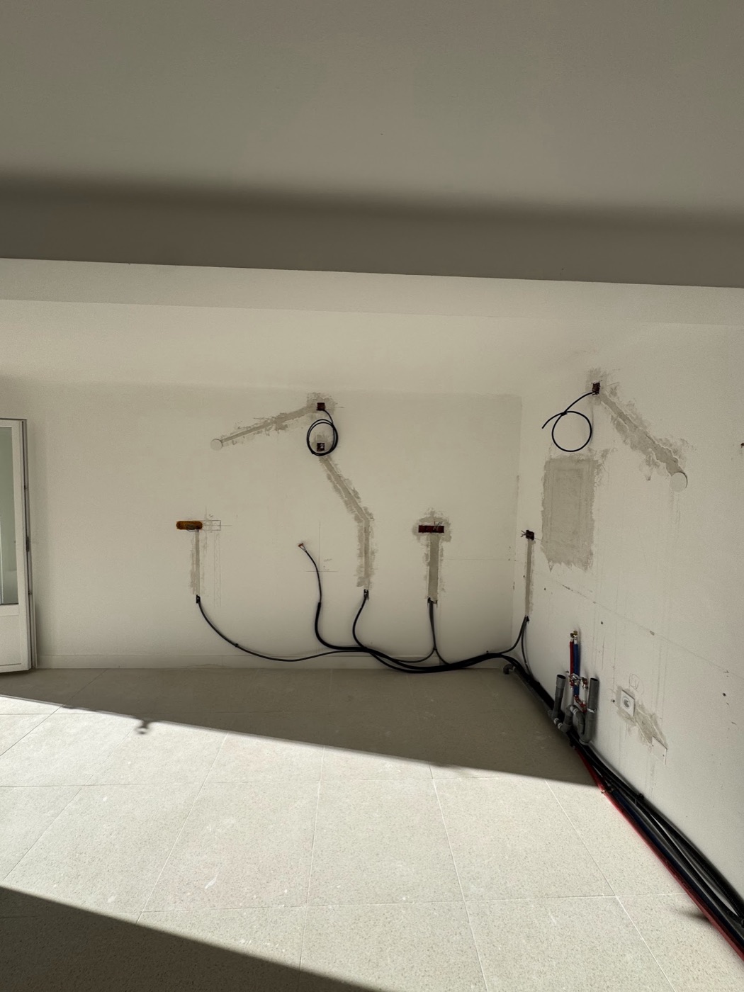 Circuits électriques encastrés et saignées rebouchées lors d'une rénovation complète